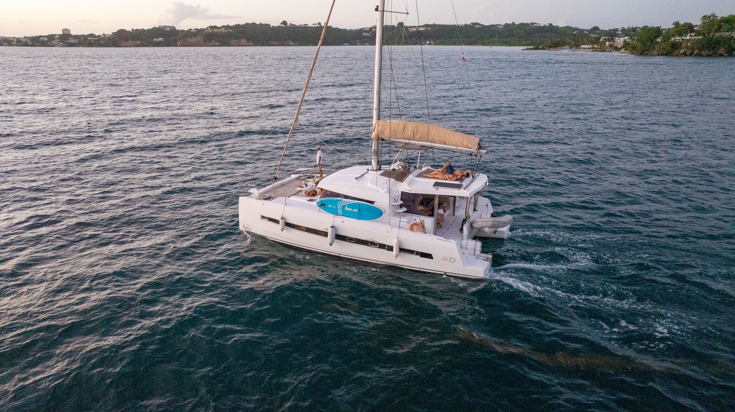 Le BALI 4.0 sous voiles au large du Gosier