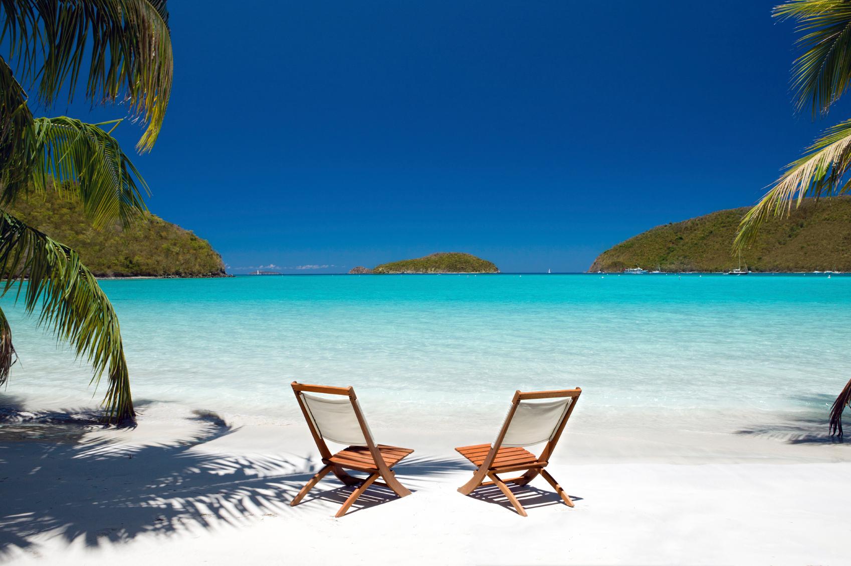 Chaises longues sur la plage