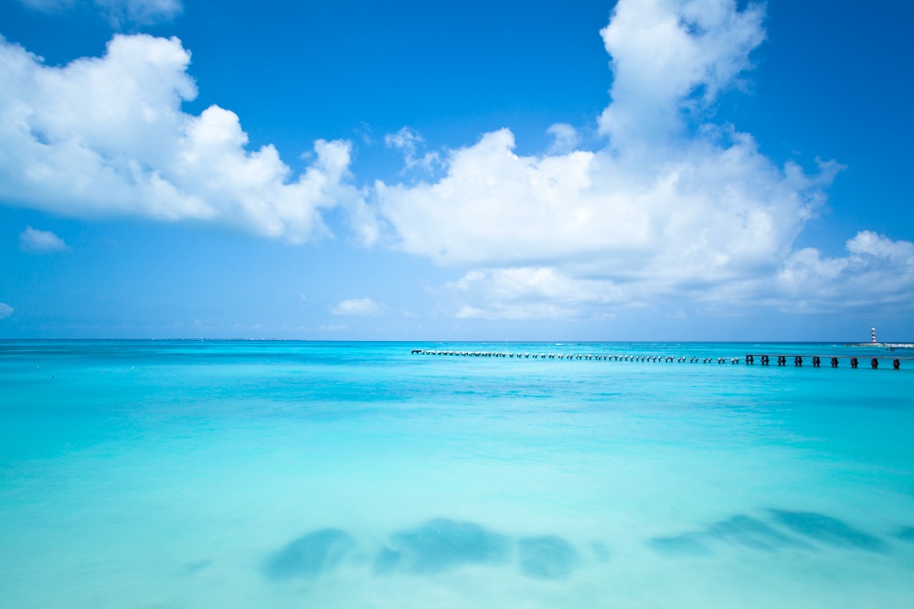 Mer turquoise et ciel nuageux