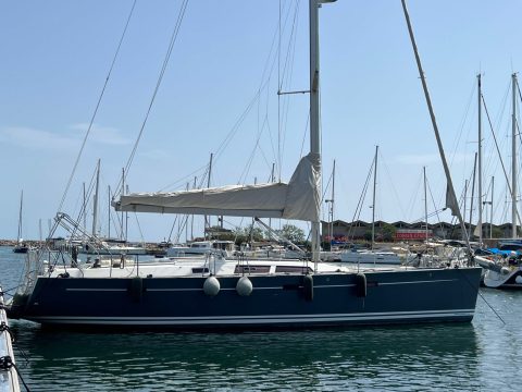 Bateau à voile dans le port