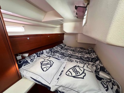 Chambre de bateau confortable et décorée
